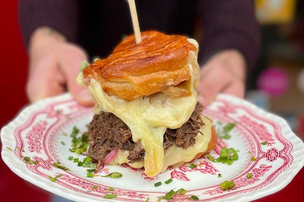 D Couvrez Le Premier Restaurant De Croissant Burger Paris