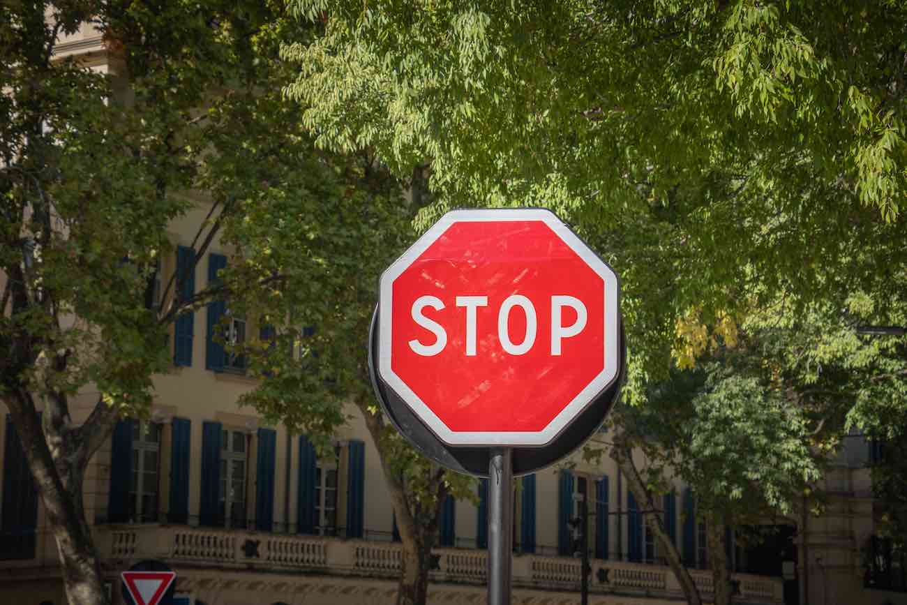 panneau stop dans une rue