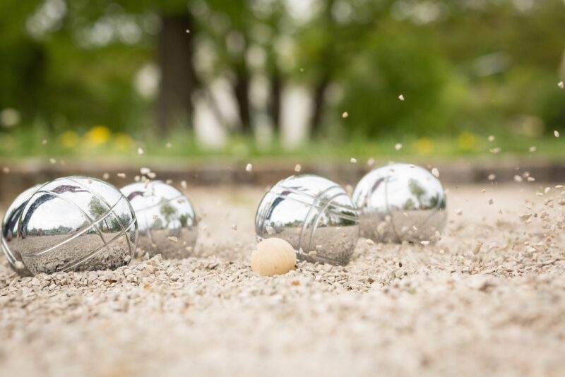 boule spiel mit kugeln und fliegenden steinen