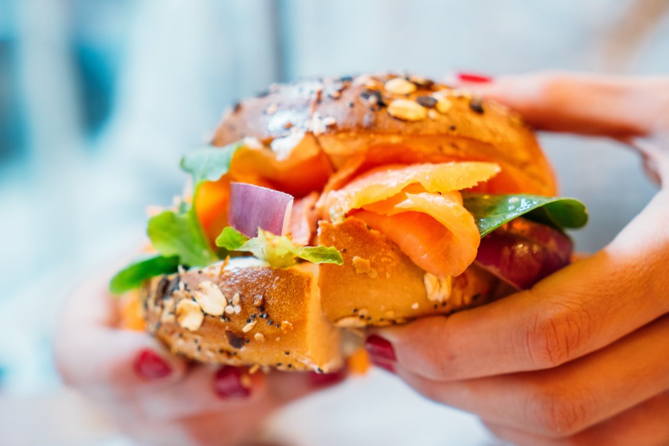 Top 5 des meilleurs bagels de Paris en 2024 (on file tout droit aux ...